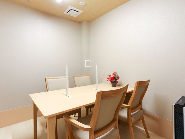 会議室のテーブルと椅子 共有スペース 心地よい色合いの多目的室です。清潔感溢れる空間で、様々な活動やコミュニケーションが行えます。