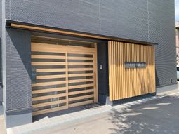 シンプルな外観のエントランス