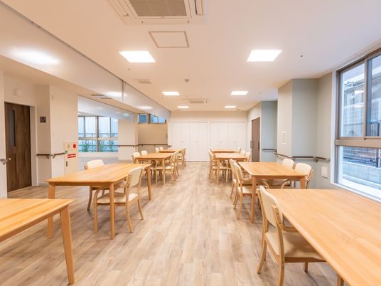 広々とした明るい食堂