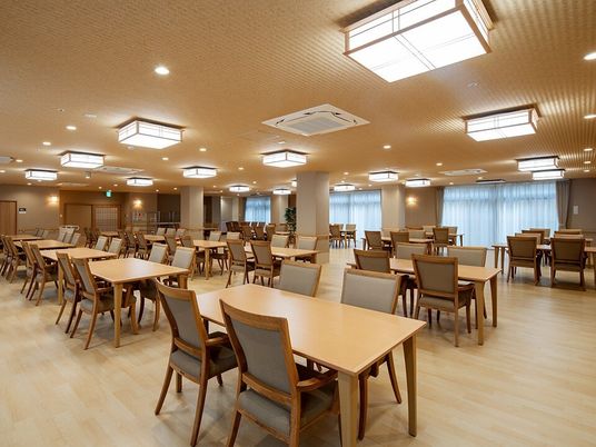 広々とした食堂空間
