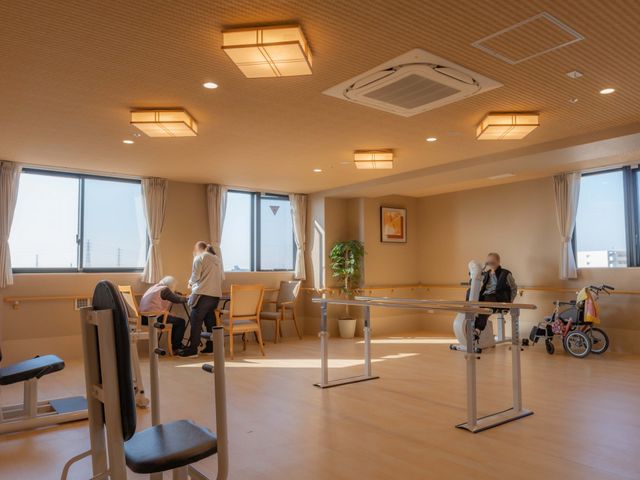 日常のサポートを行う職場 機能訓練室 天井が高く明るい機能訓練室で、ご入居者の健康維持を支える大切な役割を担ってみませんか。