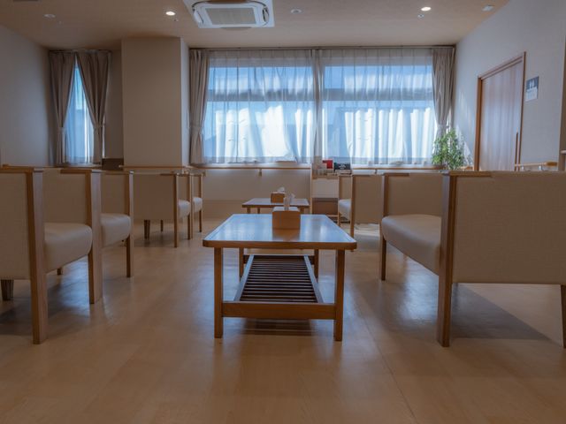 開放的な食堂の雰囲気 食堂 清潔で広々とした食堂では、快適な環境でサービスを提供できます。ゆったりとした作業スペースをご用意しています。