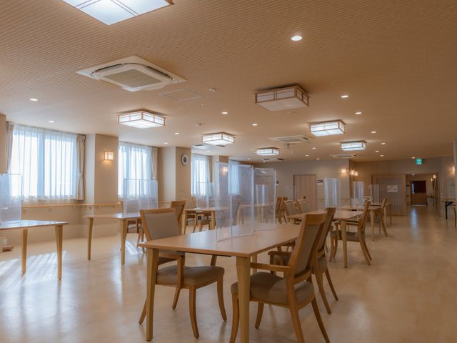 開放的なダイニングの仕事場 ダイニングルーム 開放感あふれるダイニングで、利用者様の食事時をサポートするやりがいを感じませんか。