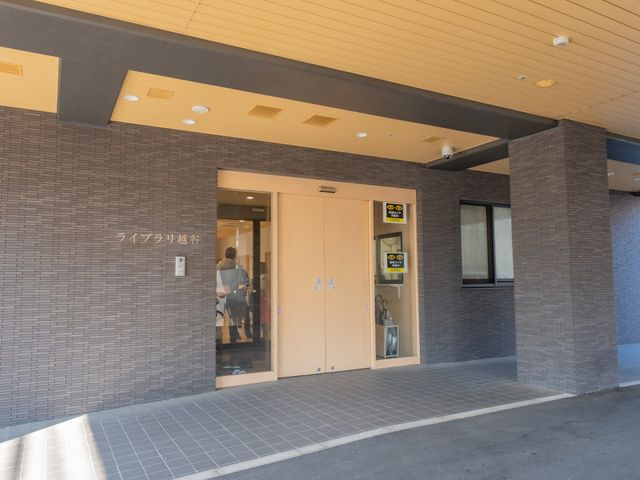 開放的なエントランスの様子 エントランス 明るく開放感あるエントランスで、利用者様に心地よい対応を提供しませんか。当施設での仕事を始めましょう。