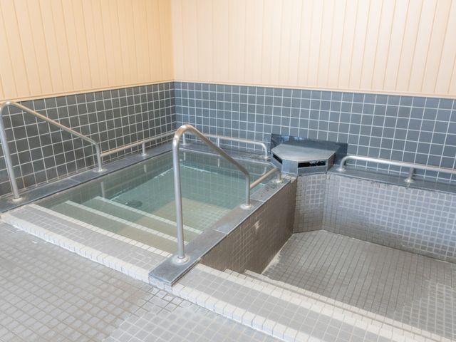 手すり付きの明るい浴室 浴室 手すり付きで安全配慮された浴室環境、入居者様のサポートにあたれる職場です。