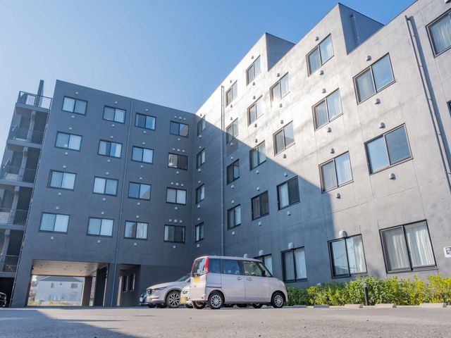 スタイリッシュな建物外観 外観 先進的な環境で働くチャンス、新しい施設外観が印象的です。