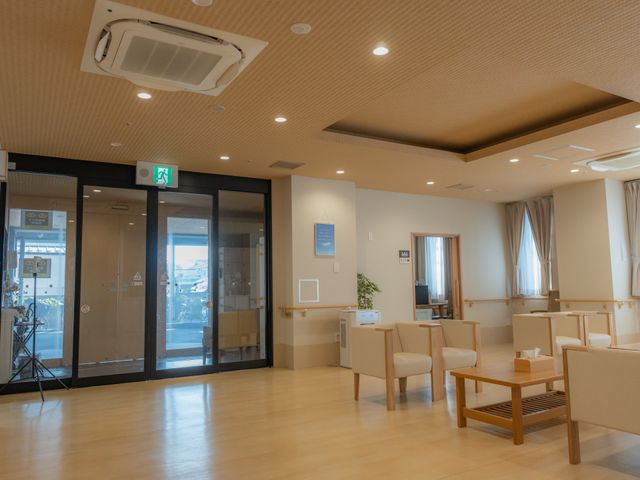 快適なロビーの空間 ロビー 落ち着いた雰囲気のロビーで、訪れる方々を温かく迎えるお仕事を始めませんか。
