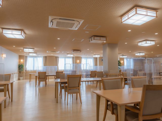 広々とした職場環境 ダイニングルーム 広くて明るいダイニングエリアでの仕事は、快適な環境のもと、利用者さまのサポートができます。