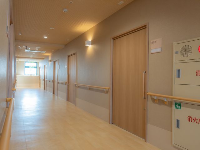 手すり付廊下と居室の扉 廊下 手すり完備で安心の通路、居室へのアクセスも良好な職場環境です。