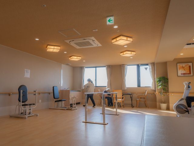 光溢れるリハビリ室 機能訓練室 ゆったりとした空間の中で、ご利用者様の健康サポートを行う専門スタッフを募集中です。