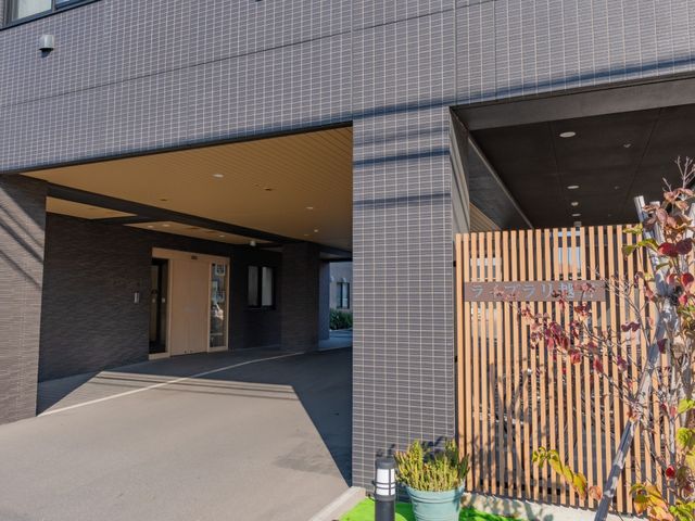 洗練されたエントランス エントランス 洗練されたデザインのエントランスで、おもてなしの心を表現する仕事に携わりませんか。