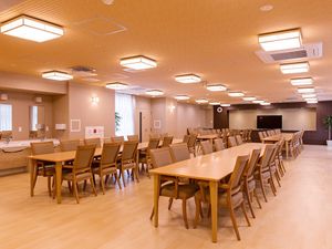 広々とした明るい食堂