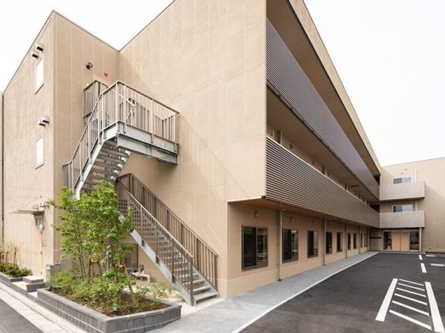 清潔感のある外観 外観 新しい建物の正面入口で、アクセス良好です。緑豊かな環境の中、働く環境も整っています。