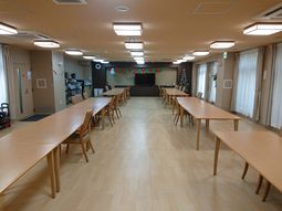 ゆったりした食堂の風景