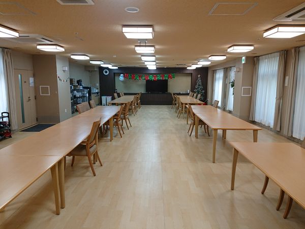 ゆったりした食堂の風景