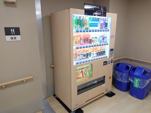 飲料自動販売機の廊下 廊下 スタッフ専用ではないので、利用者様とコミュニケーションを取りながらご利用いただける施設内自動販売機です。