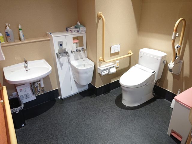 ケアに適した清潔なトイレ トイレ 安全と利便性を考慮したトイレ設備で、介護の品質を高める環境が整っています。
