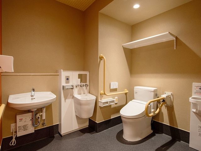 バリアフリー対応のトイレ トイレ 広々として手すり完備の清潔なトイレです。安全にご利用いただける工夫が随所に施されております。