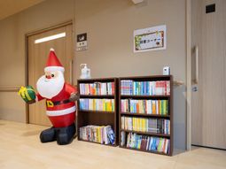 クリスマス飾りのある本棚
