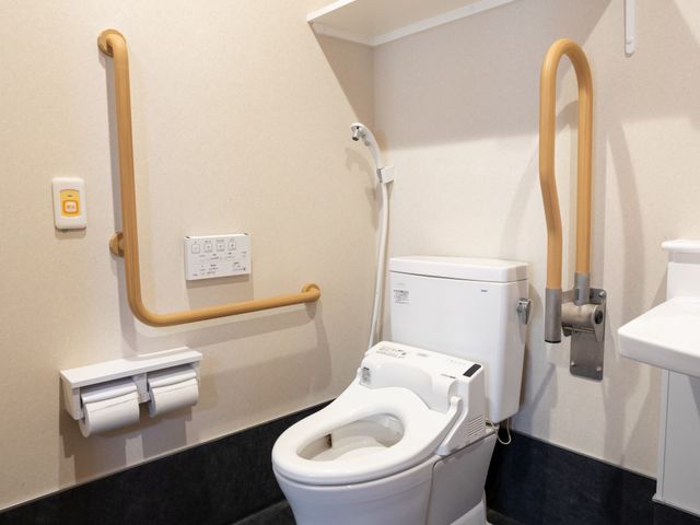 バリアフリー設計のトイレ トイレ 安全に配慮した手すり付きのトイレ環境。お客様のサポートに入る際も安心です。