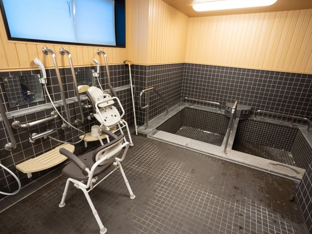設備が整った介護用浴室 浴室 介護の現場で大切なバリアフリーの浴室設備が整っており、安全にご利用いただけます。