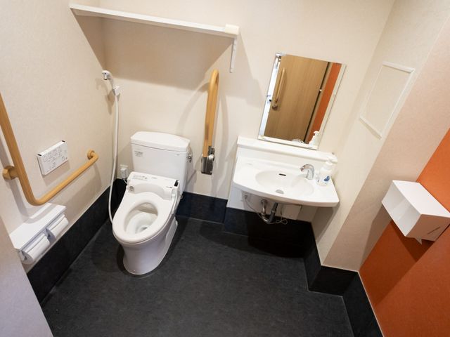 手すり付きトイレ設備 トイレ 支援が必要な方も安心の手すり付きトイレ設備が整っており、ケアの質を高める環境です。