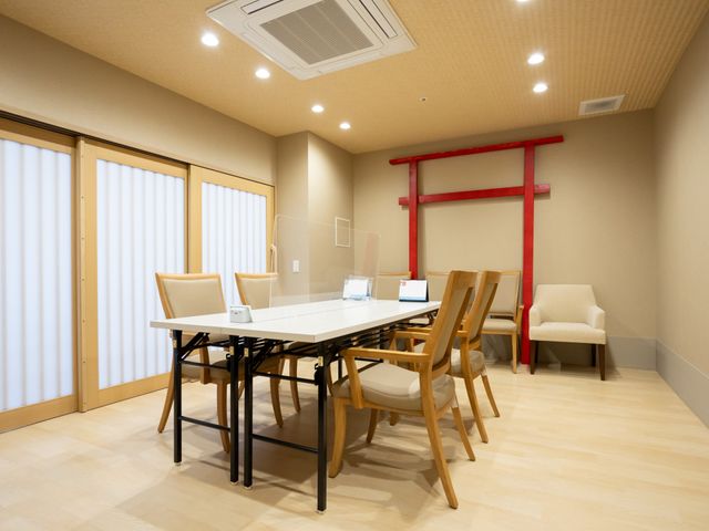 明るい多目的室の空間 多目的室 ゆとりある空間での暖かなケアを提供できる、心地よい多目的室でのお仕事です。