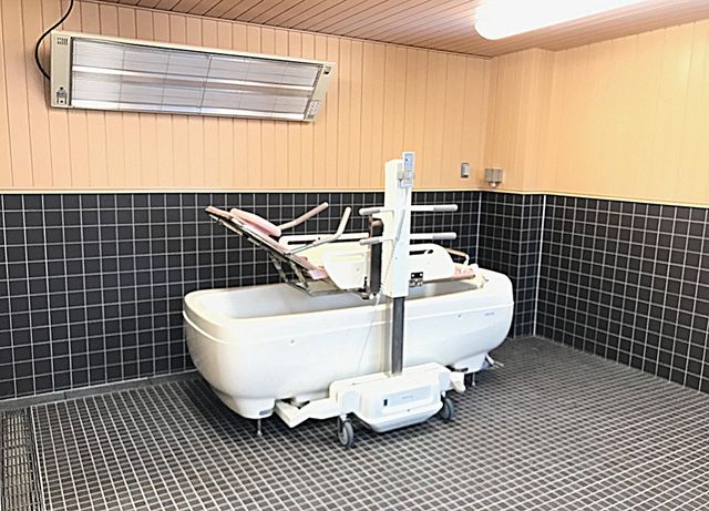 整備された浴室設備 浴室２ 清潔で使いやすい浴室の設備です。スタッフのサポートが行き届く環境で、安心してご利用いただけます。