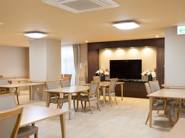 明るく清潔な食堂 食堂 明るく開放的な食堂で、入居者様の食事のサポートを一緒にしませんか。