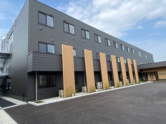 モダンな建物の外観 外観 シックな色合いでデザインされた外観は、落ち着いた雰囲気を提供しています。広々とした前庭があり、明るい印象を与える空間となっております。