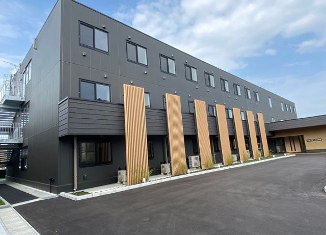 モダンな建物の外観 外観 シックな色合いでデザインされた外観は、落ち着いた雰囲気を提供しています。広々とした前庭があり、明るい印象を与える空間となっております。