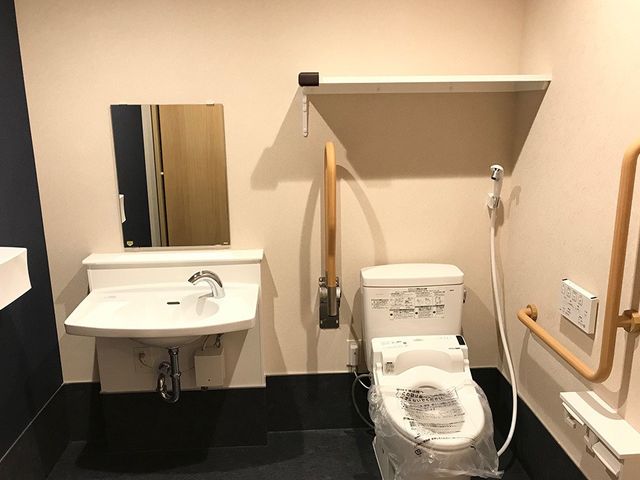 手すり付き洋式トイレ トイレ 安全に配慮されたトイレスペースです。手すりが設置されており、立ち上がりやすい構造になっています。