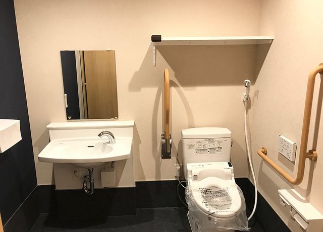 手すり付き洋式トイレ トイレ 安全に配慮されたトイレスペースです。手すりが設置されており、立ち上がりやすい構造になっています。