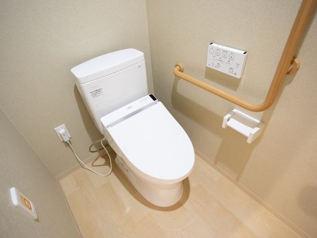 バリアフリートイレ設備 トイレ 手すり完備のトイレ設備が整った環境で、安全と清潔を大切にするお仕事をしませんか。