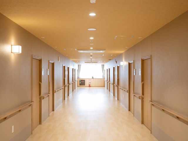 広い廊下の介護施設 廊下 清潔で明るい廊下は、働く環境の快適さを物語っています。スムーズな業務が行えます。