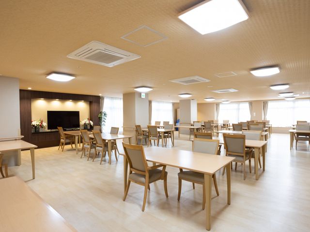 明るい食堂の空間 食堂 清潔で明るい食堂の環境で、ご利用者様の笑顔をサポートするやりがいのあるお仕事です。