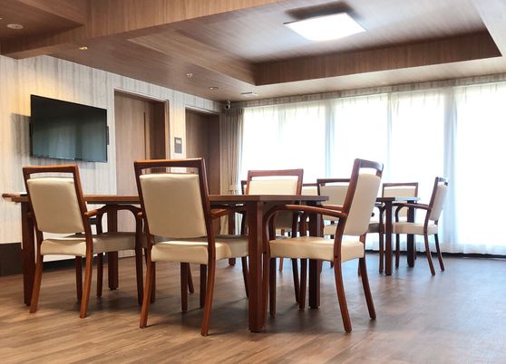 木製ダイニングテーブルと椅子