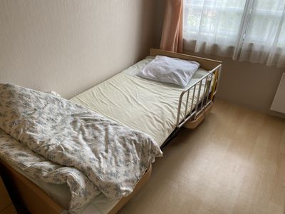 居室のベッドと窓