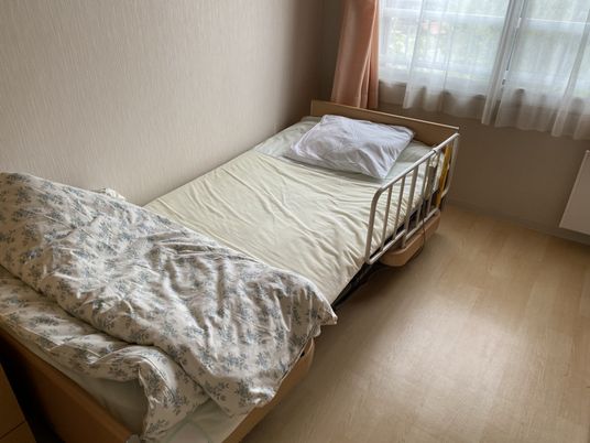 居室のベッドと窓