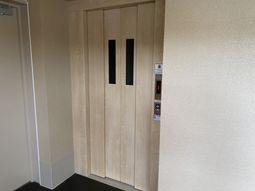 木目調のエレベーター