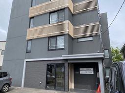 モダンな建物のエントランス