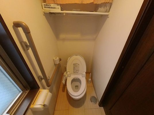 手すり完備のトイレ空間