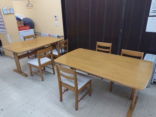 共有スペースのテーブル