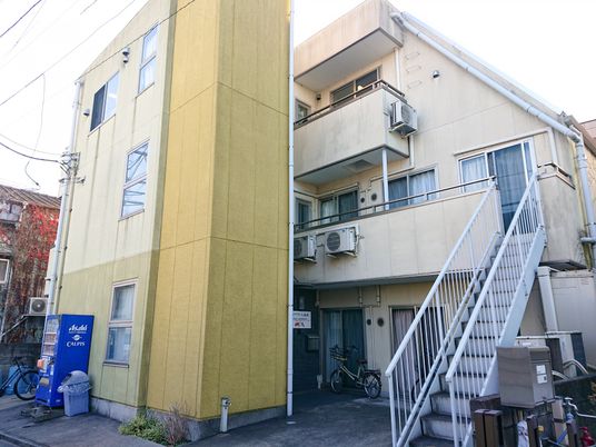 明るい外観の施設