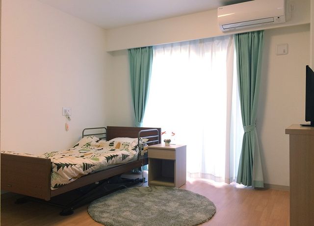 居心地の良さそうな居室 居室 ゆったりとしたベッドと、柔らかい光が差し込む窓が印象的なお部屋です。快適な生活をサポートする設備が整っています。