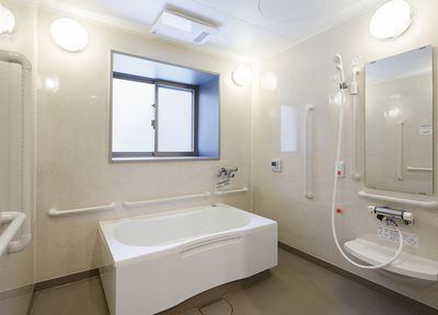 バリアフリー設計の浴室