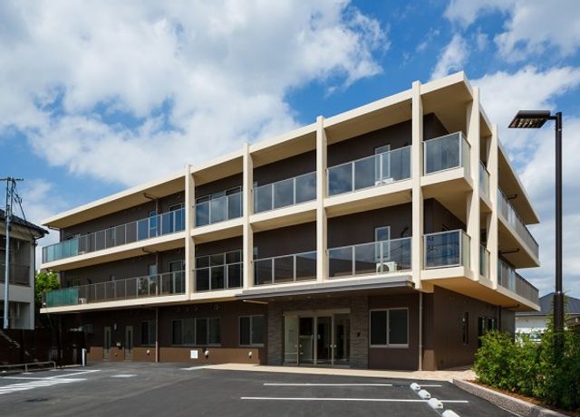 清潔感のある建物外観 外観 広々とした駐車場と洗練された外観の建物です。バリアフリー設計に注目して、快適な職場環境をご検討ください。