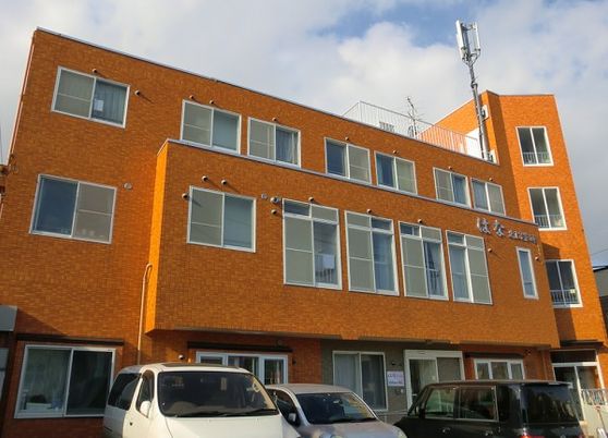 オレンジ色の建物外観