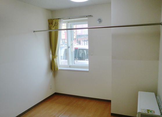 シンプルな空間の居室