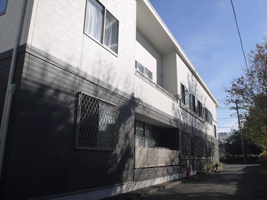 白黒の建物外観